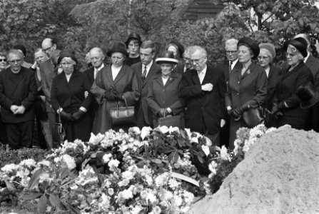 Begrafenis H. van Randwijk te Ylpendam, familie en dominee Buskes bij graf overl, Bestanddeelnr 919-1618