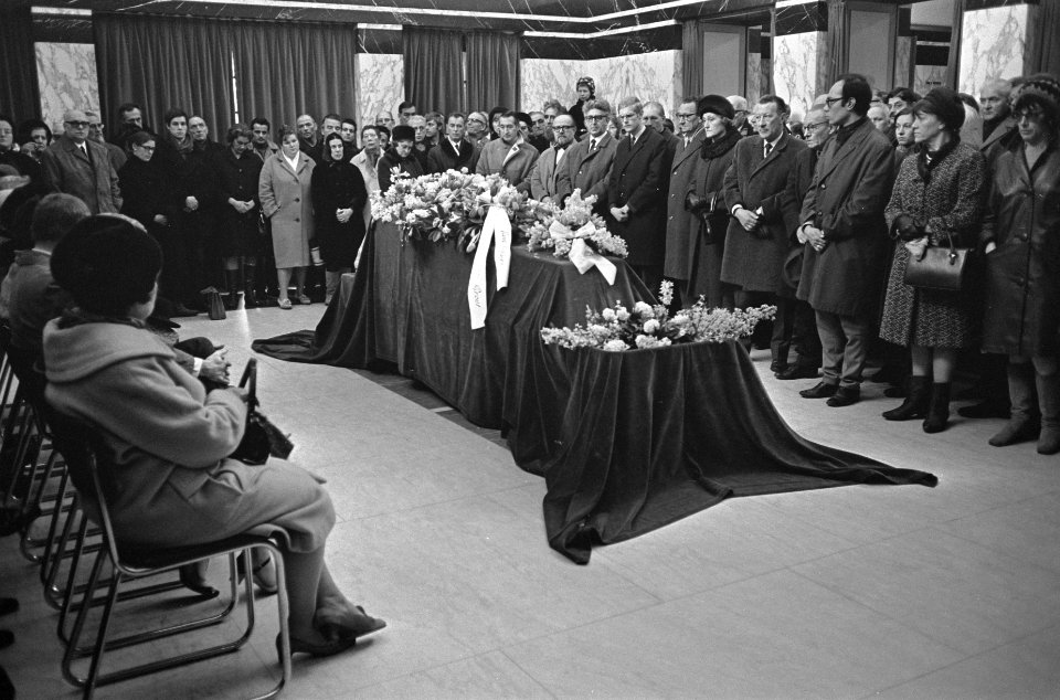 Begrafenis Gerard den Brabander , de dichter Ed Hoornik (links) aan het graf op , Bestanddeelnr 921-0627