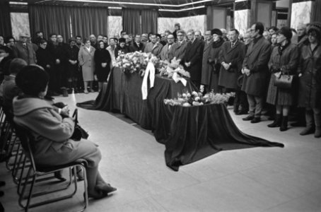 Begrafenis Gerard den Brabander , de dichter Ed Hoornik (links) aan het graf op , Bestanddeelnr 921-0627