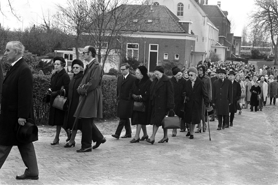 Begrafenis Magda Janssens, rechts Ton van Duinhoven en Jan Teulings, Bestanddeelnr 926-3548