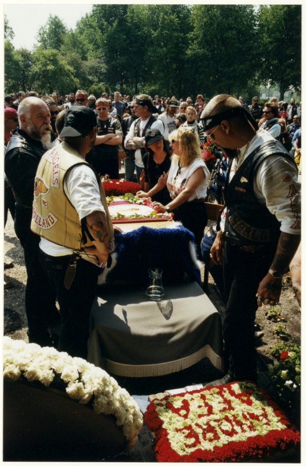Begrafenis Hells Angel Anrdé Ramon Brown op de Noorder Begraafplaats. NL-HlmNHA 54027867