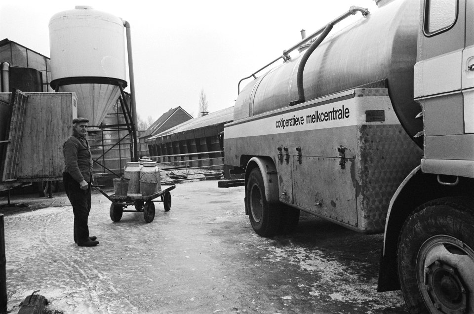 Boer met melkbussen bij tankauto melkunie, Bestanddeelnr 930-0846