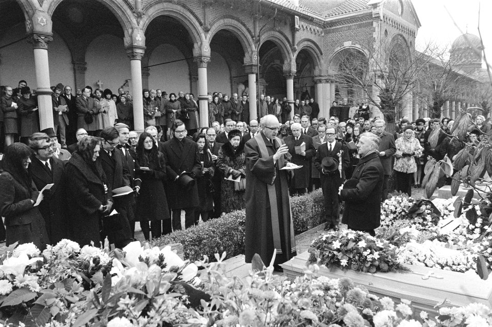 Begrafenis oud premier Cals , Den Haag , in St Paschaliskerk , bij graf, Bestanddeelnr 925-2810