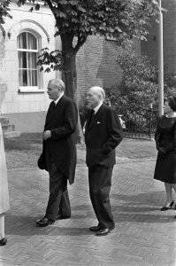 Begrafenis H. van Randwijk te Ylpendam, onder de aanwezigen waren Minister Small, Bestanddeelnr 919-1619