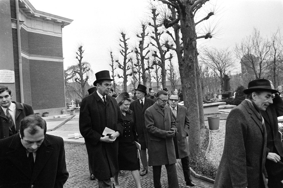 Begrafenis oud premier Cals , Den Haag , in St Paschaliskerk, Bestanddeelnr 925-2813