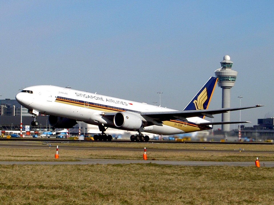 Boeing 777-212ER Singapore Airlines 9V-SVN take off from Schiphol pic1