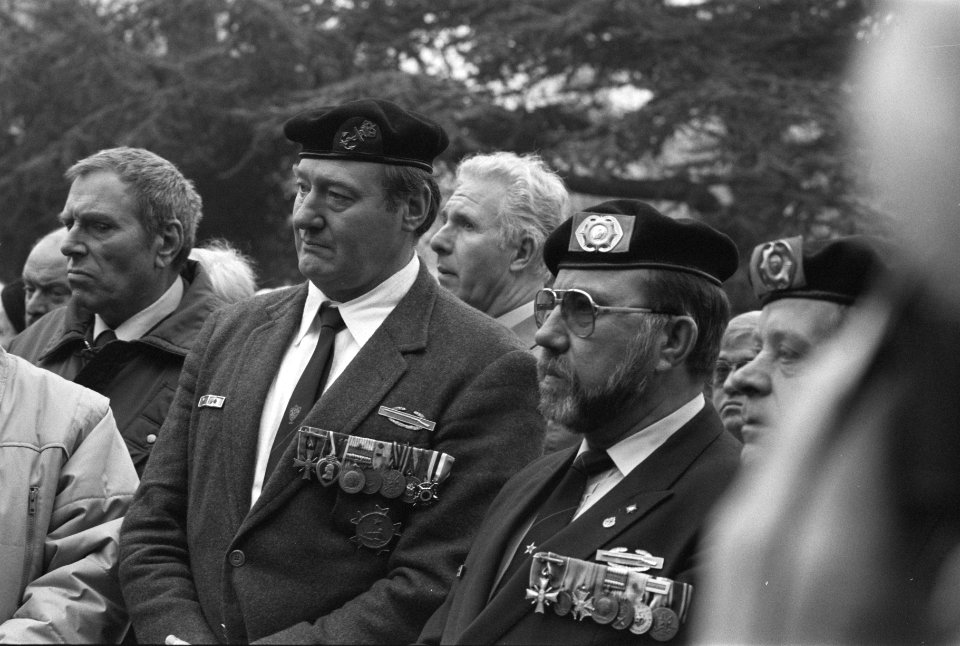 Begrafenis omstreden oud-kapitein van het KNIL, Raymond Westerling op Nieuwe Oos, Bestanddeelnr 934-1414