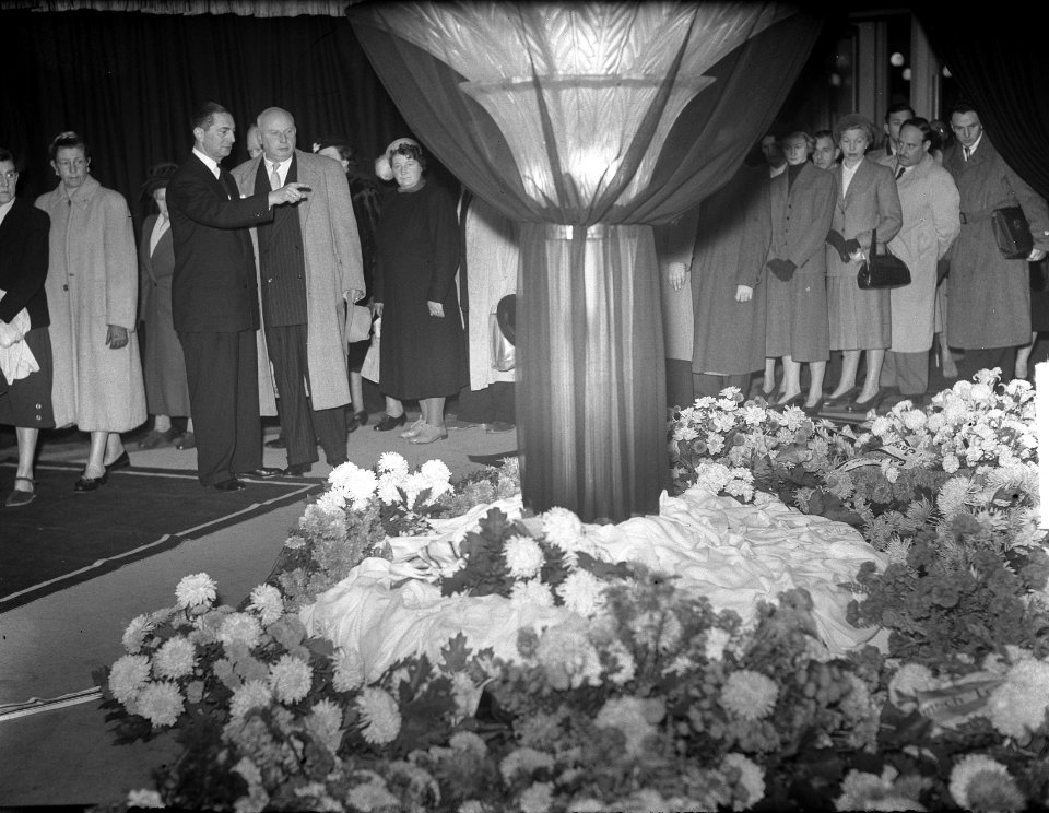 Begrafenis Nellie Ernst uit Stadsschouwburg, Bestanddeelnr 904-2530