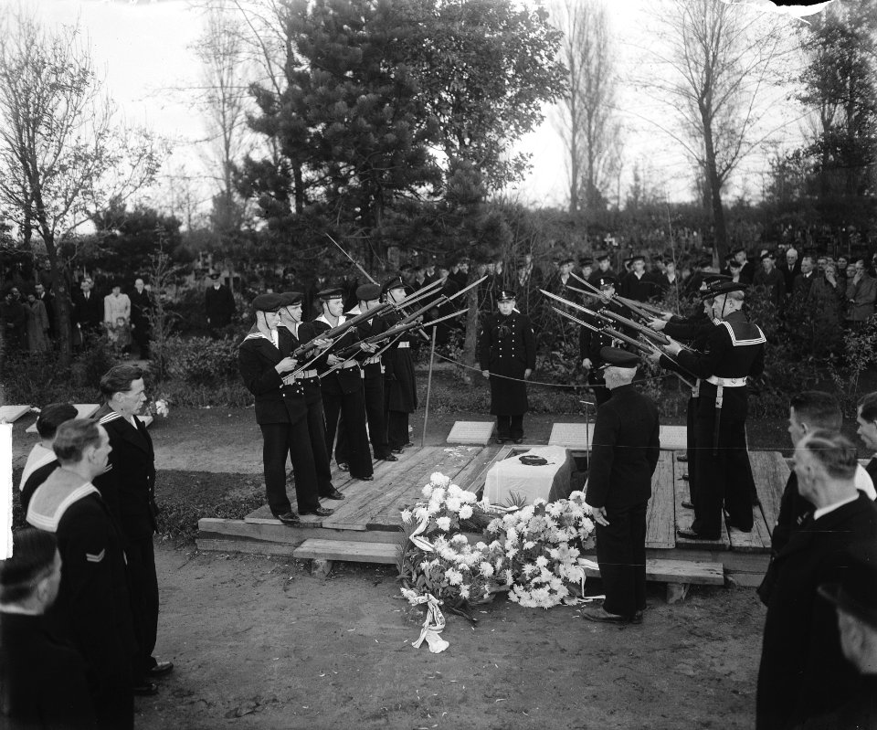 Begrafenis Korporaal G C Regers Schiedam, Bestanddeelnr 903-7105