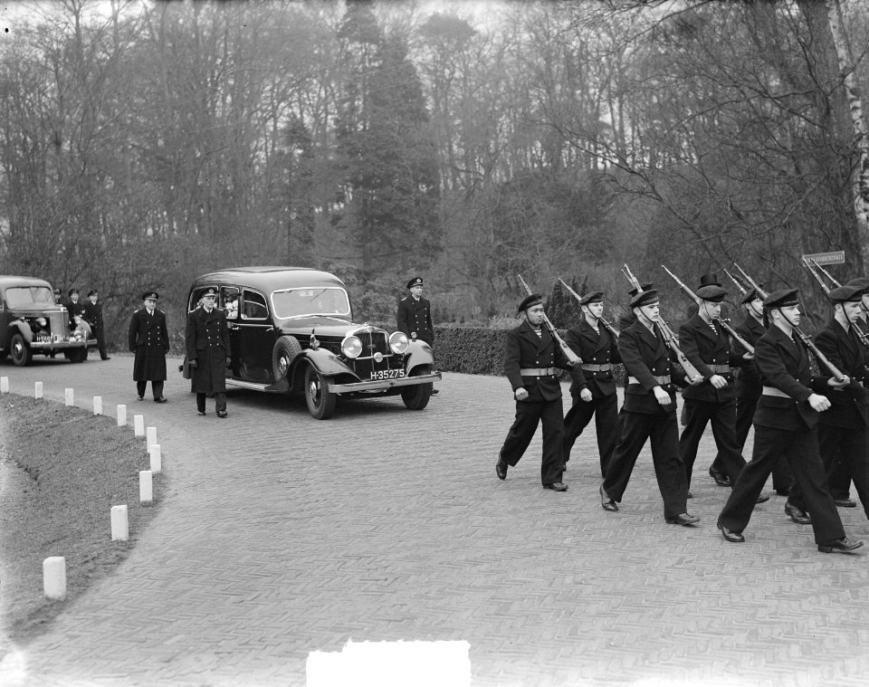 Begrafenis Kapitein ter Zee J. P. H. Perks . De auto met stoffelijk overschot. M, Bestanddeelnr 903-1272