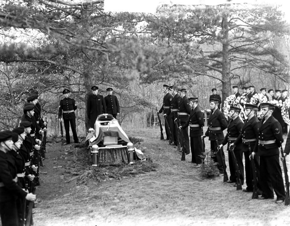 Begrafenis Kapitein ter Zee J. P. H. Perks . Het graf, Bestanddeelnr 903-1276