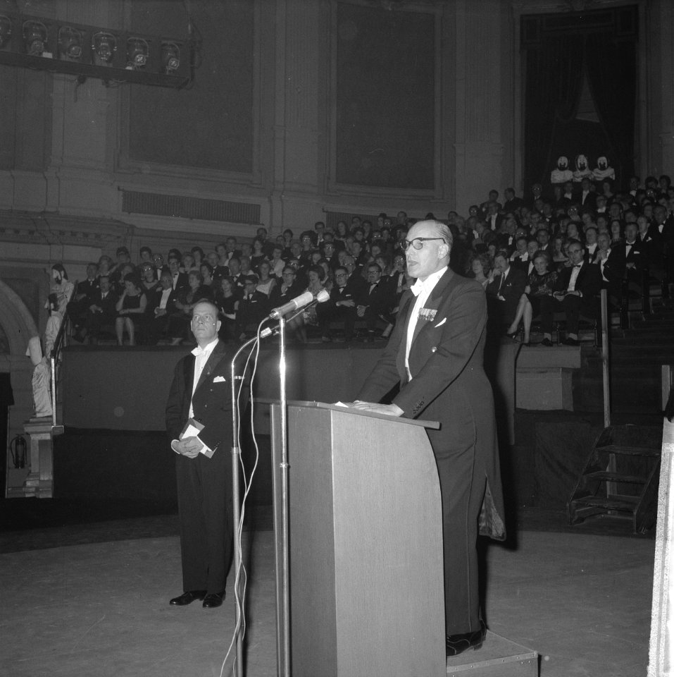 Boekhandel in Concertgebouw te Amsterdam, minister Th Bot, Bestanddeelnr 916-1093