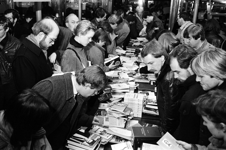 Boekenopruiming bij Athenemum boekhandel in het Odeontheater in Amsterdam, Bestanddeelnr 932-4734