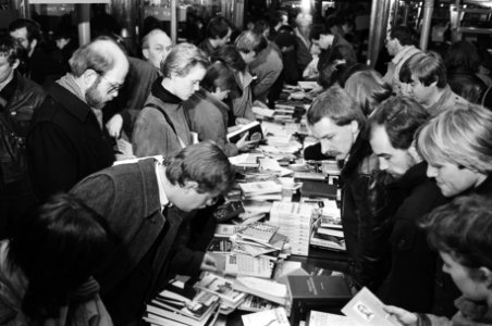 Boekenopruiming bij Athenemum boekhandel in het Odeontheater in Amsterdam, Bestanddeelnr 932-4734