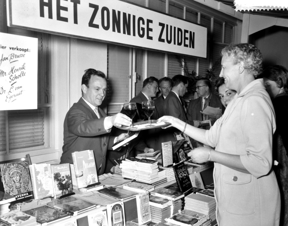Boekenmarkt in de Bijenkorf schrijvers verkopen hun boek. stand van Jan Brusse, Bestanddeelnr 910-1965