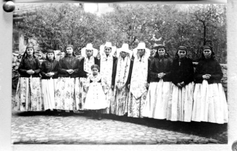 Boerinnen en nonnen in traditionele kleding in Reckary in Silezië Reproductie v, Bestanddeelnr 190-1008 photo