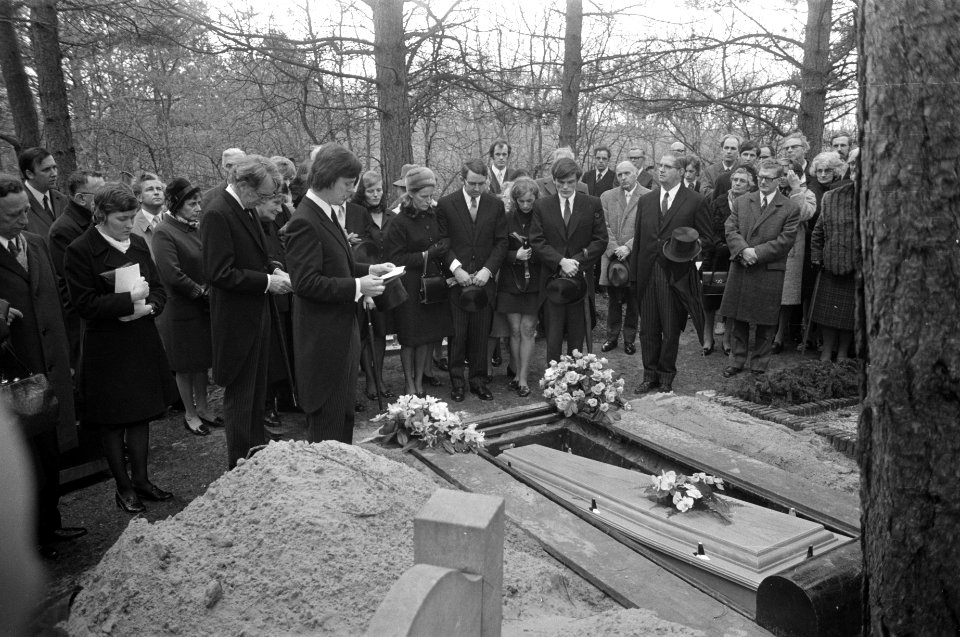 Begrafenis dr J A H J S Bruins Slot (oud Kamerlid en hoofdredacteur Trouw), Bestanddeelnr 925-5115