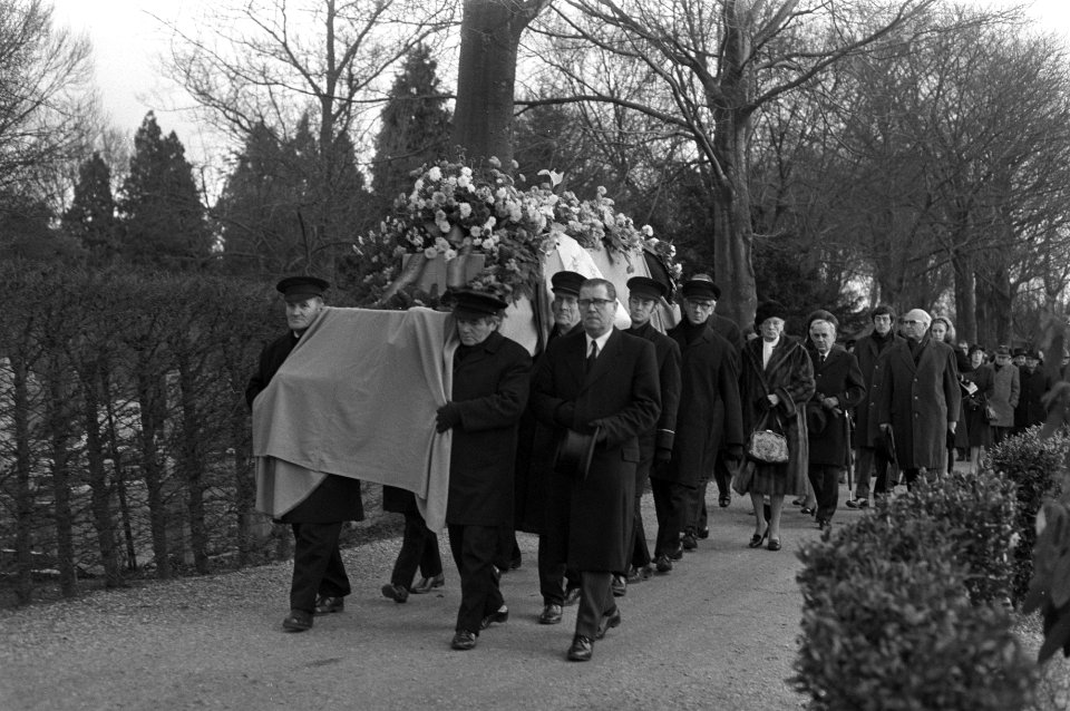 Begrafenis Frits Schiller op Zorgvlied te Amsterdam, de begrafenisstoet, Bestanddeelnr 925-2702