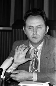 Boersma geeft persconferentie over vergadering EEG-ministers, Boersma (kop), Bestanddeelnr 926-3821