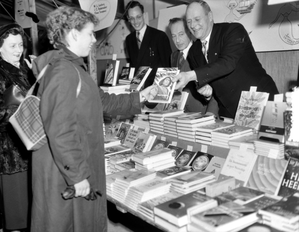 Boekenweek. Auteurs verkopen boeken Bijenkorf, midden Gotssnides, rechts Jan Sch, Bestanddeelnr 905-5856