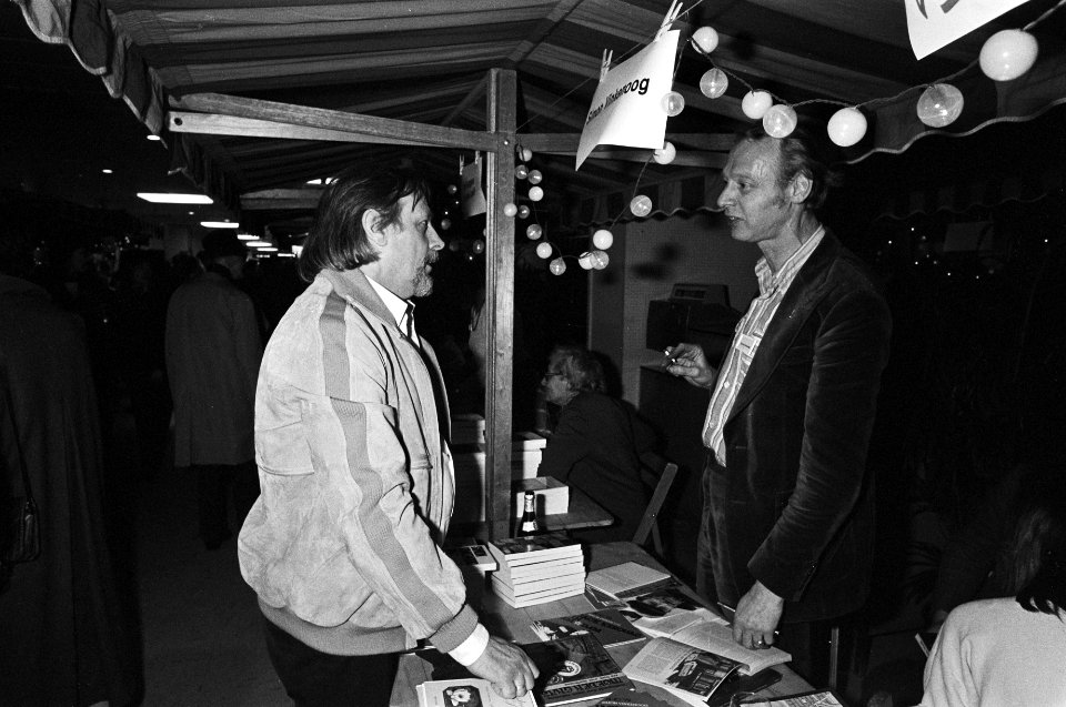 Boekenmarkt in de Bijenkorft in Den Haag Herman Pieter de Boer in gesprek met , Bestanddeelnr 930-7119