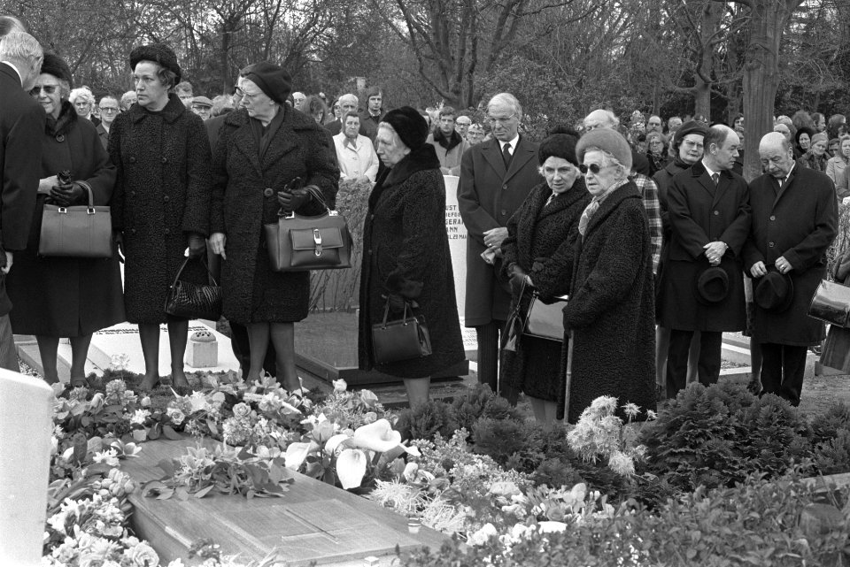 Begrafenis Magda Janssens, rechts Ton van Duinhoven en Jan Teulings, Bestanddeelnr 926-3547