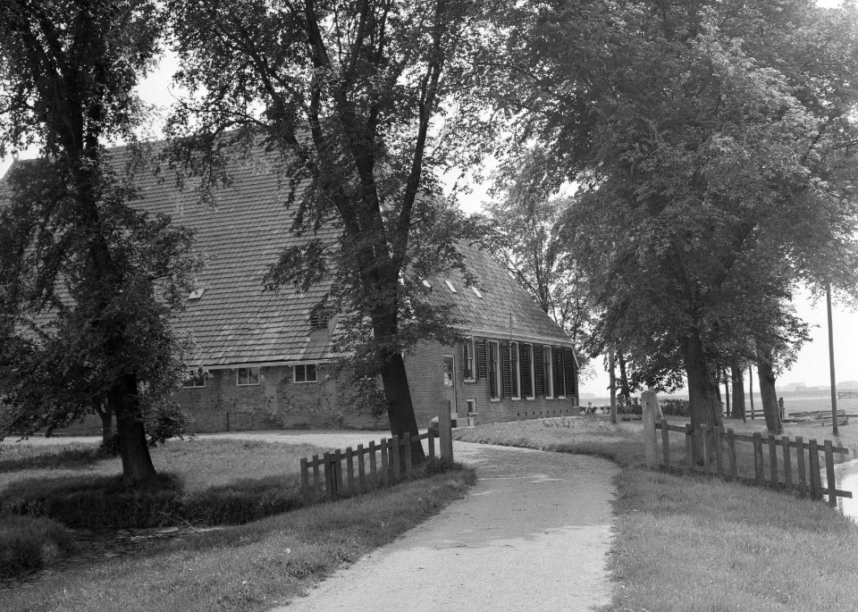Boerderij van F Bouma te Nijhuizum (Friesland), Bestanddeelnr 163-0174