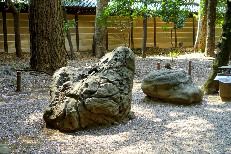 Boulders - Yasukuni Shrine - Tokyo, Japan - DSC06101