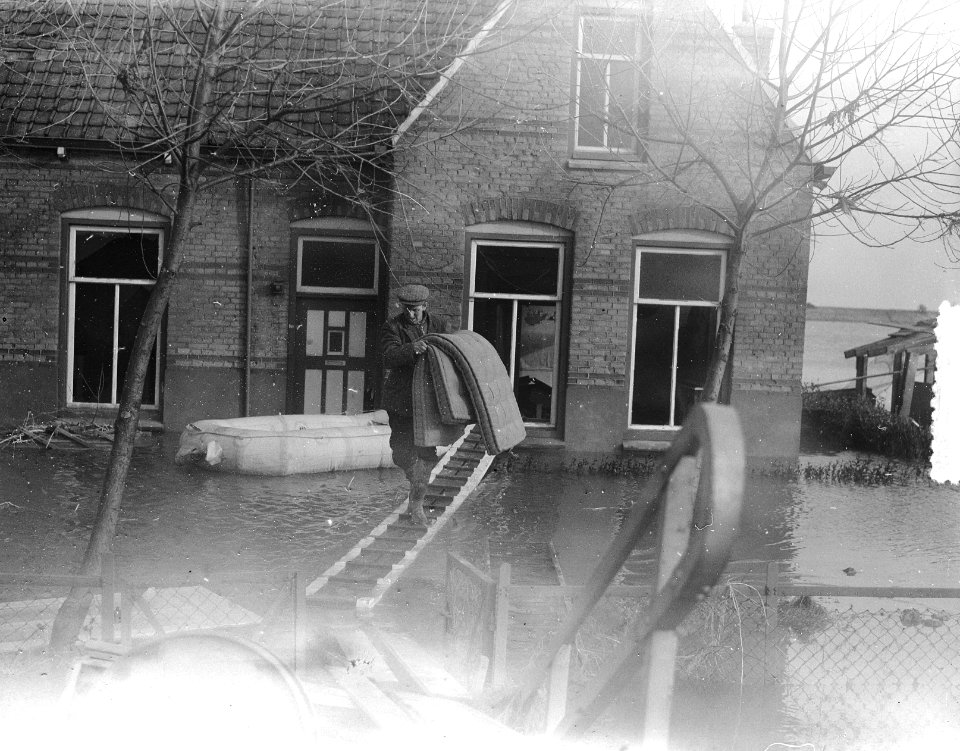 Boer haalt matrassen uit huis Stavenisse, Bestanddeelnr 905-5265