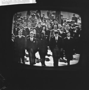 Begrafenis president Kennedy vanaf televisie Midden Jacqueline Kennedy aan weer, Bestanddeelnr 915-7788