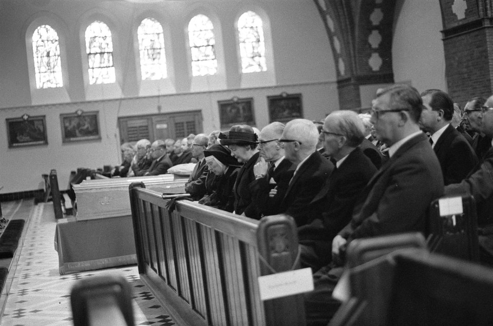 Begrafenis prof. dr. mag. J.B, Kors, voormalig voorzitter van de KRO. In de St. , Bestanddeelnr 919-4387