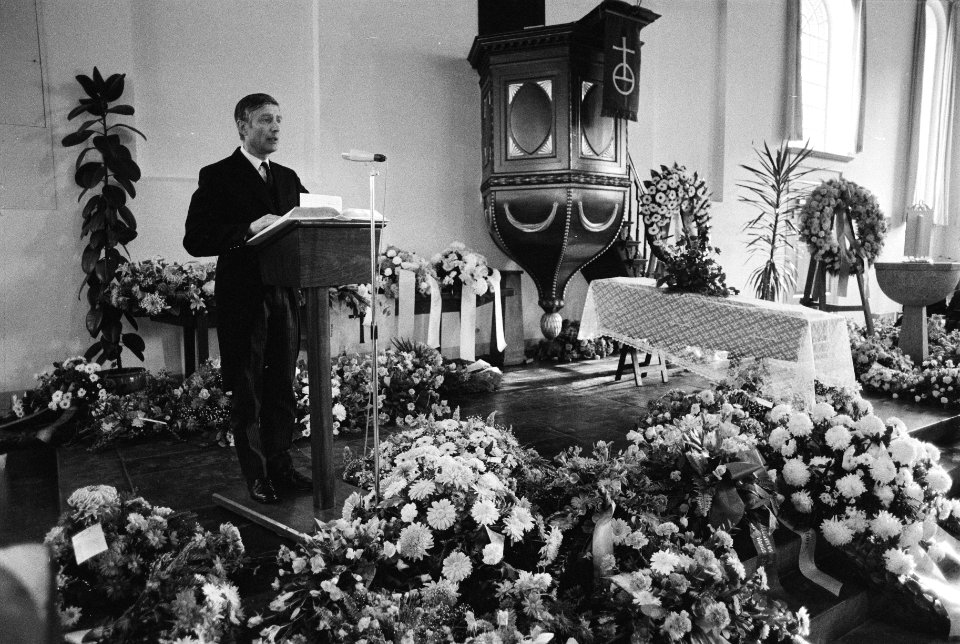 Begrafenis mw. J. F. Wiegel Frederiks in Hoogeveen, kerkdienst in Hervormde Kerk, Bestanddeelnr 931-1400
