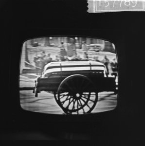 Begrafenis president Kennedy vanaf televisie De wagen voorop waarop het stoffel, Bestanddeelnr 915-7789
