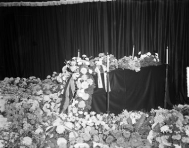 Begrafenis Nellie Ernst uit Stadsschouwburg, Bestanddeelnr 904-2526