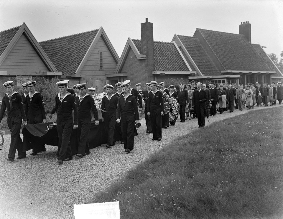 Begrafenis Korporaal vlieger L. van Leeuwen te Amsterdam, Bestanddeelnr 904-1001