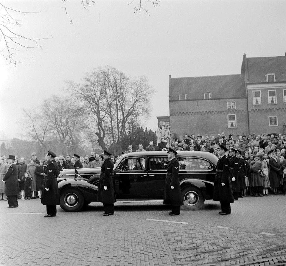 Begrafenis politieagent A. van Eck te Woerden, Bestanddeelnr 905-4187