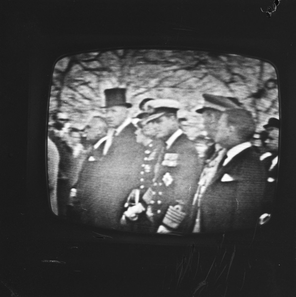Begrafenis president Kennedy vanaf televisie. De buitenlandse gasten, minister L, Bestanddeelnr 915-7787