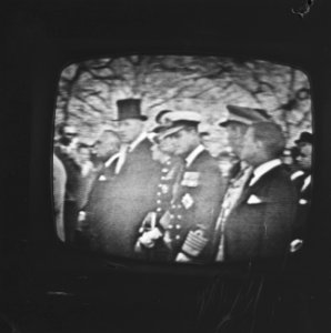 Begrafenis president Kennedy vanaf televisie. De buitenlandse gasten, minister L, Bestanddeelnr 915-7787