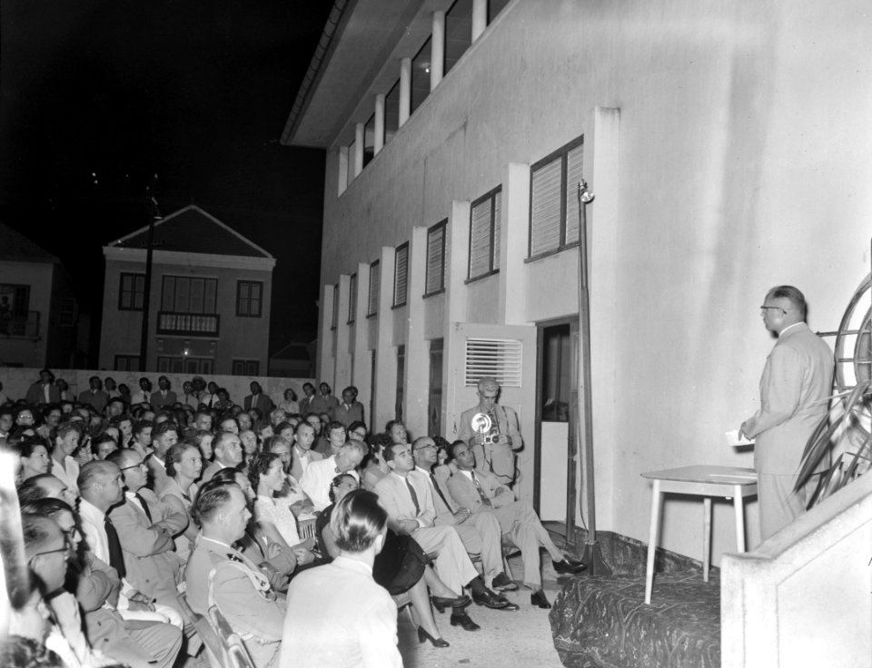 Boekenweek te Willemstad geopend door mr. A.A.M. Struycken, Bestanddeelnr 905-7094