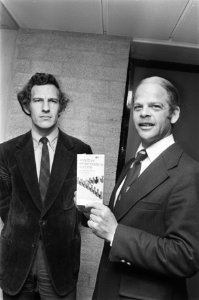 Boekje van Bas de Gaay Fortman en Henk Thomas gepresenteerd in VU, Amsterdam, Bestanddeelnr 928-5417