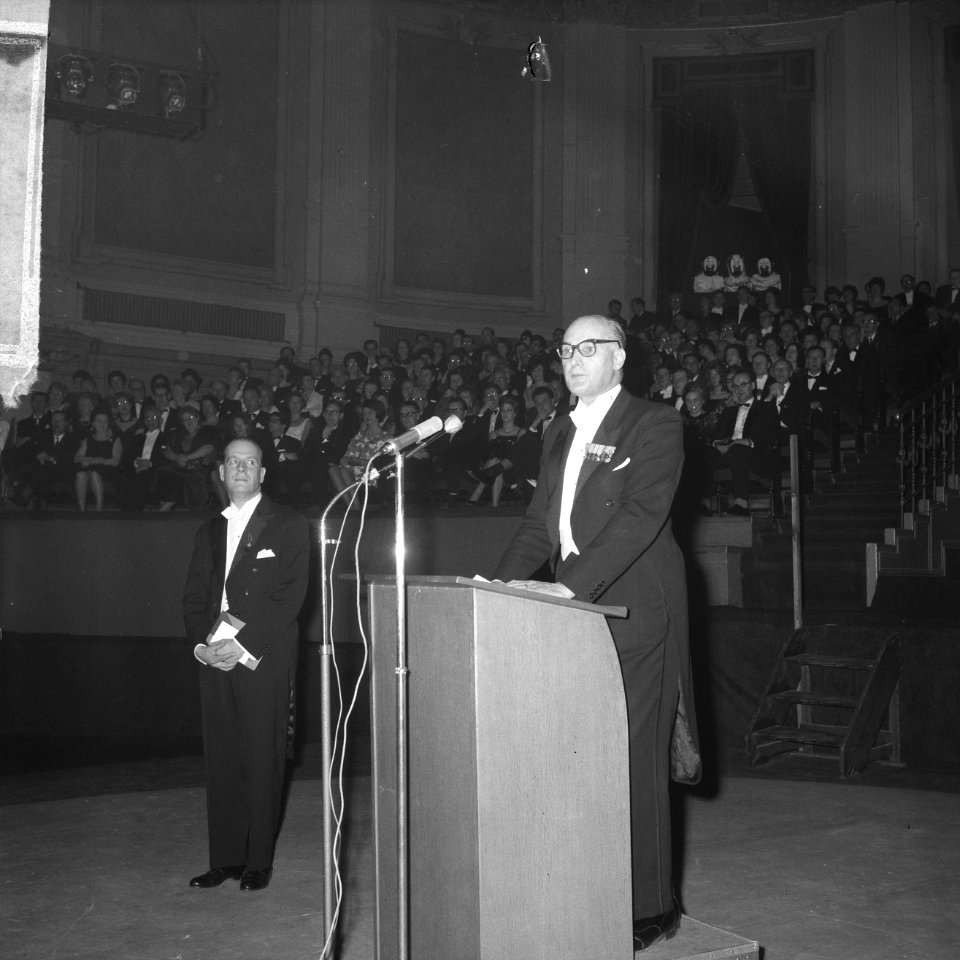 Boekhandel in Concertgebouw te Amsterdam, minister Th B in zijn openingsrede, n, Bestanddeelnr 916-1090