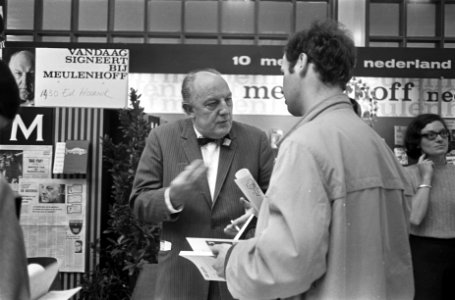 Boekenmarkt in RAI, Ed Hoornik (links) bezig met een klant, Bestanddeelnr 921-7631