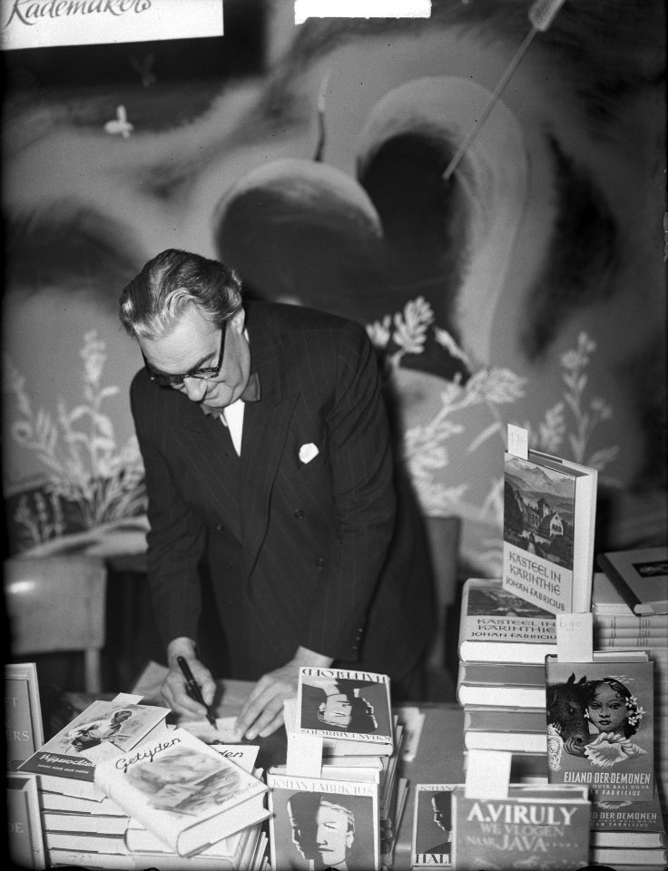 Boekenmarkt in Bijenkorf Acteurs verkopen boeken. Louis Saalborn signeert, Bestanddeelnr 903-8409