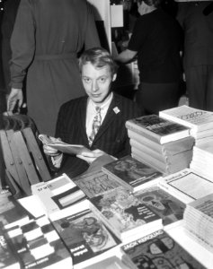Boekenmarkt in de Bijenkorf te Amsterdam, Simon Vinkenoog bij boekenstal, Bestanddeelnr 918-9885