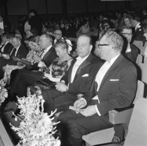 Boekenweek, met vooraf Boekenbal, v.l.n.r. Minister Vondeling , mevrouw Vrolijk , Bestanddeelnr 918-9613
