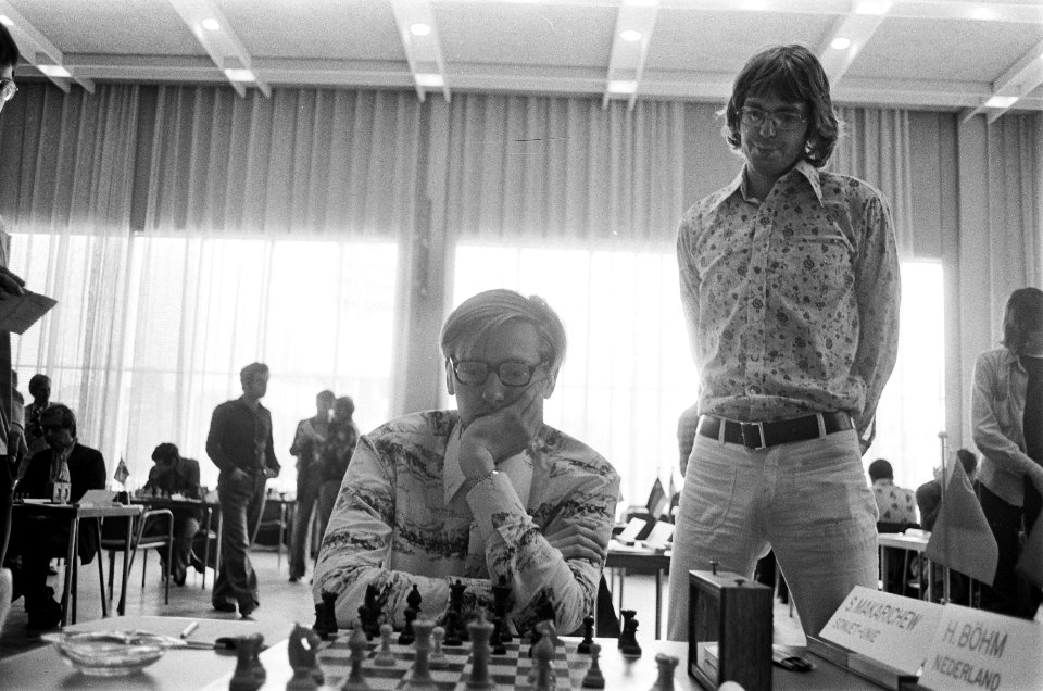 Bohm (Ned) (staand) en tegenstander Makarichev (USSR), Bestanddeelnr 928-0484