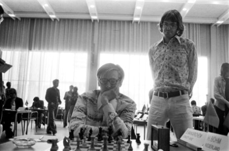 Bohm (Ned) (staand) en tegenstander Makarichev (USSR), Bestanddeelnr 928-0484