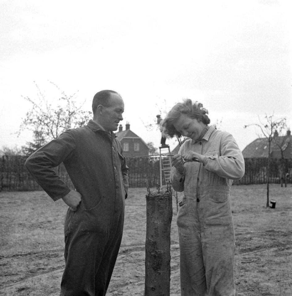 Boer en jonge vrouw, beide in overal, bezig met enten, Bestanddeelnr 252-1958