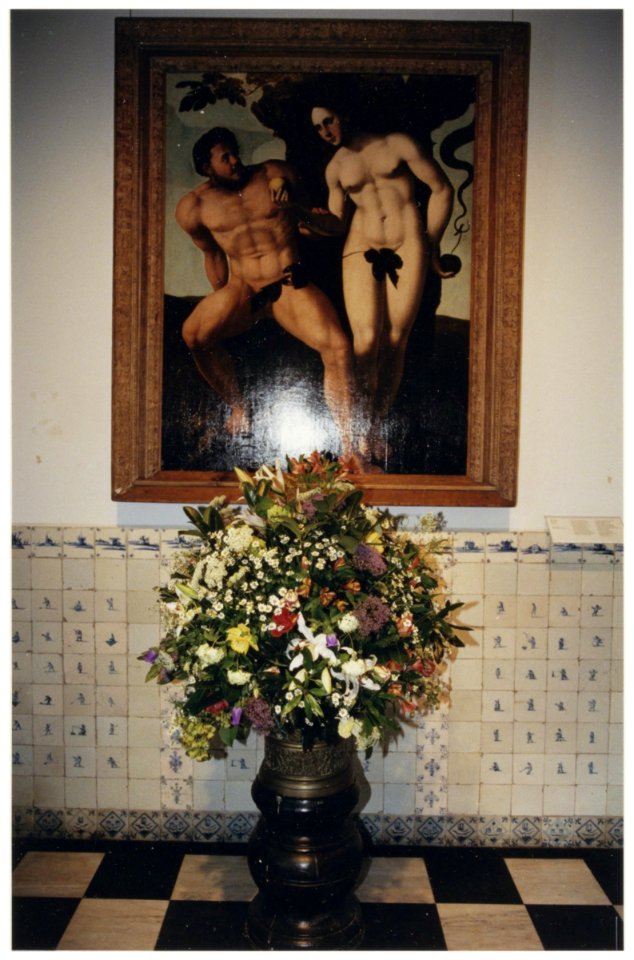 Boeket bloemen bij een paneel van de schilder Jan van Scorel. Tentoonstelling Het Boeket' in het Frans Halsmuseum. NL-HlmNHA 54029297