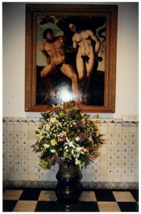 Boeket bloemen bij een paneel van de schilder Jan van Scorel. Tentoonstelling Het Boeket' in het Frans Halsmuseum. NL-HlmNHA 54029297